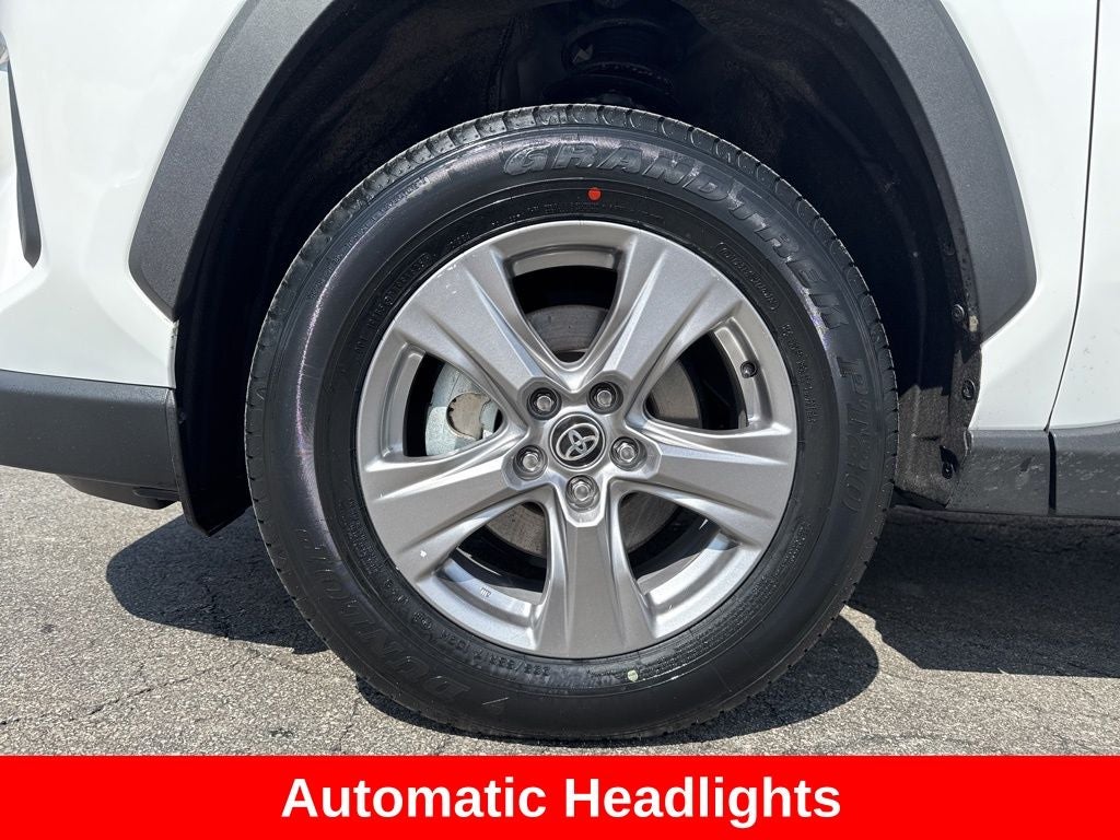2025 Toyota RAV4 XLE - Photo 12