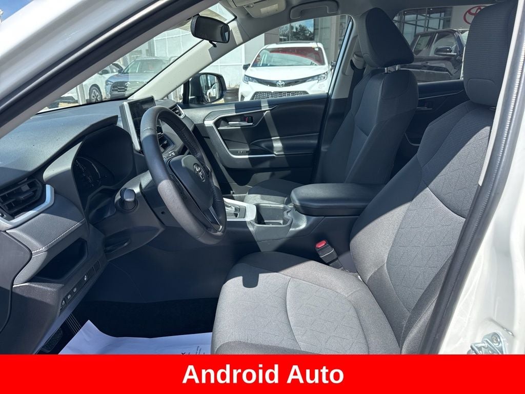 2025 Toyota RAV4 XLE - Photo 14