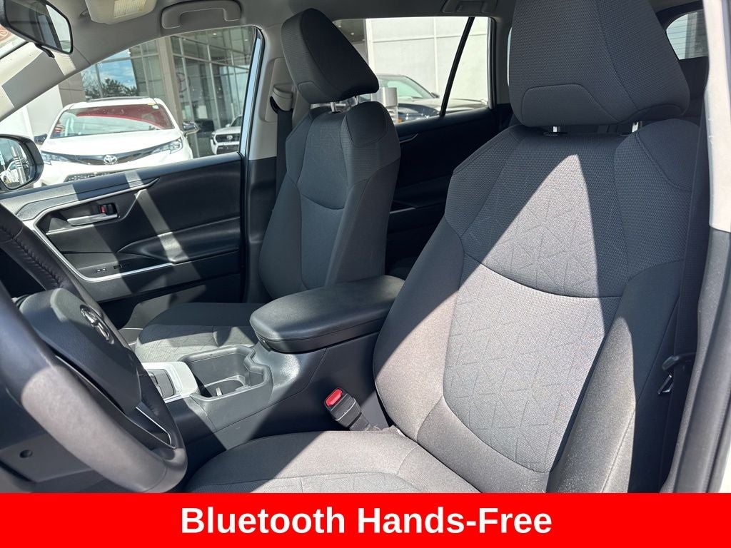 2025 Toyota RAV4 XLE - Photo 15