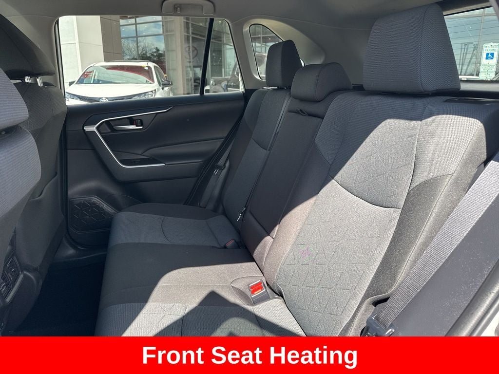 2025 Toyota RAV4 XLE - Photo 18