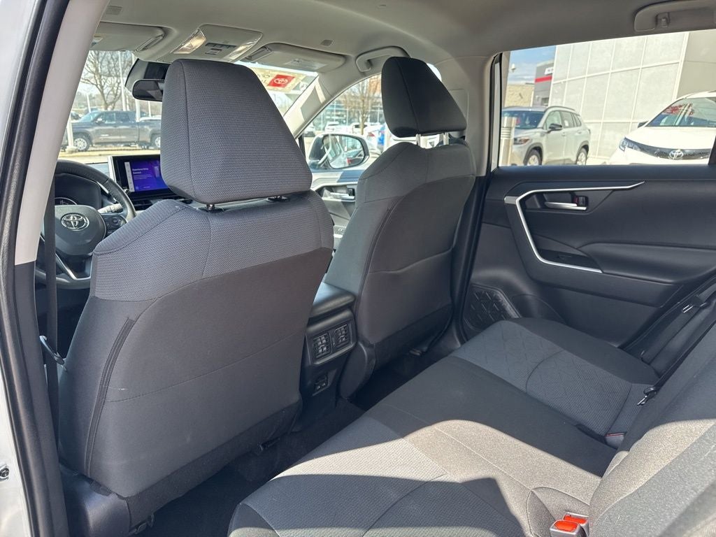 2025 Toyota RAV4 XLE - Photo 19