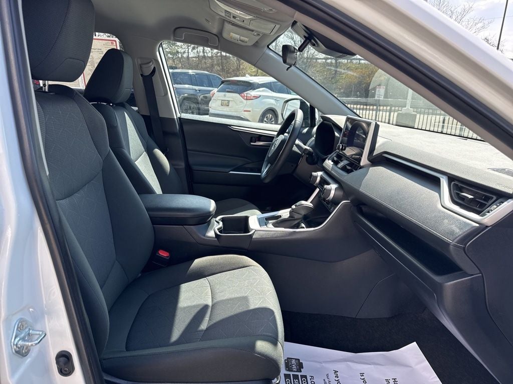 2025 Toyota RAV4 XLE - Photo 27