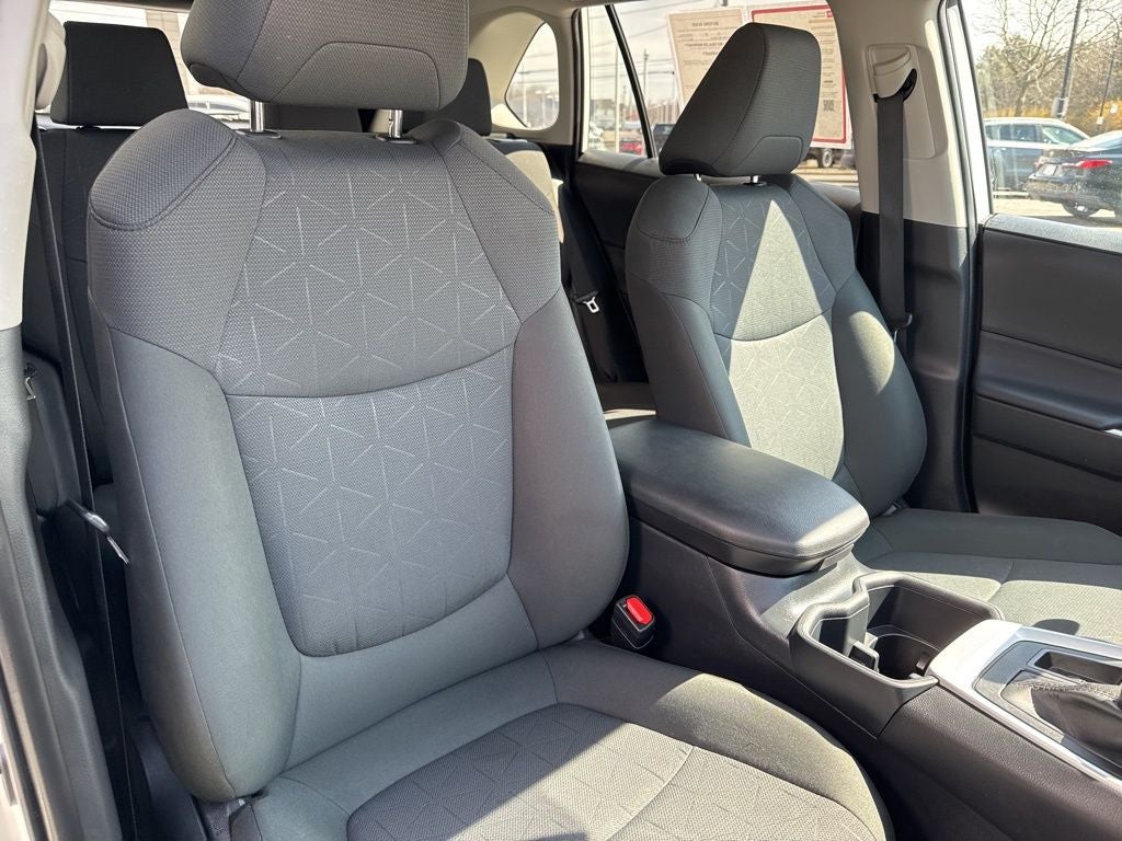 2025 Toyota RAV4 XLE - Photo 28