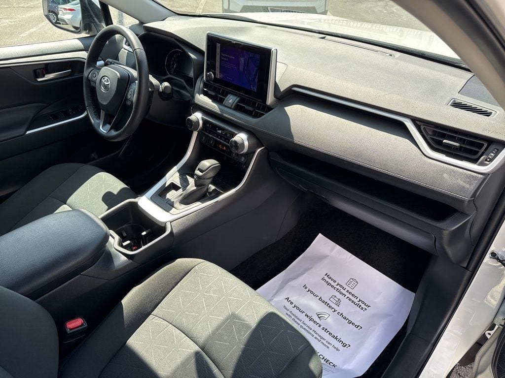 2025 Toyota RAV4 XLE - Photo 29