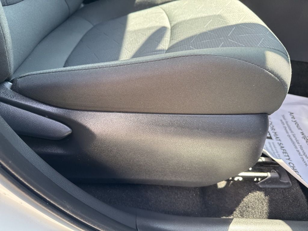 2025 Toyota RAV4 XLE - Photo 30