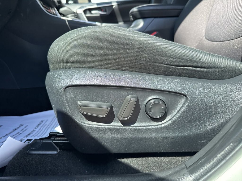 2025 Toyota RAV4 XLE - Photo 31
