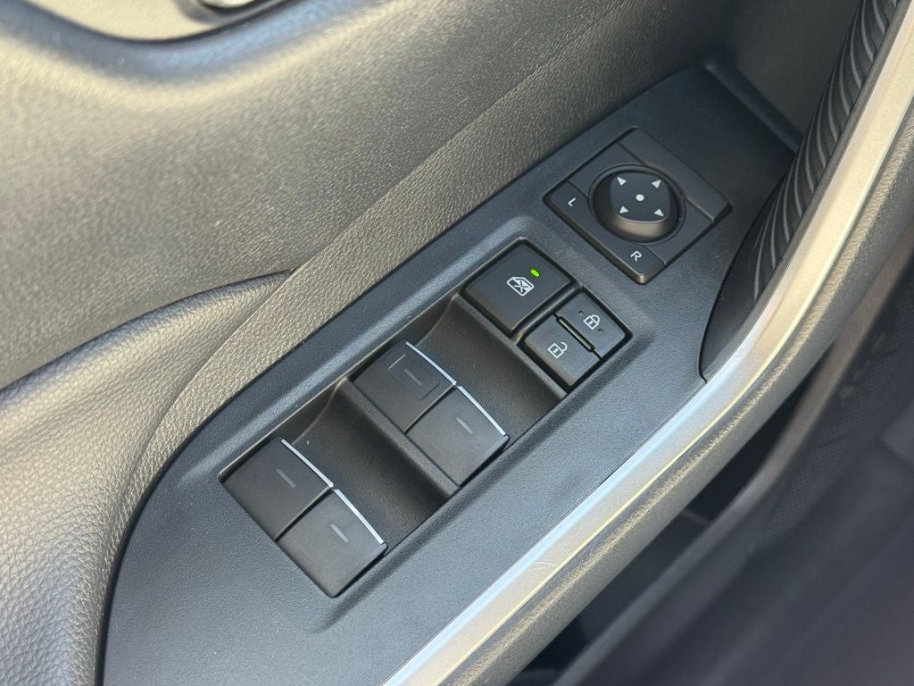 2025 Toyota RAV4 XLE - Photo 32