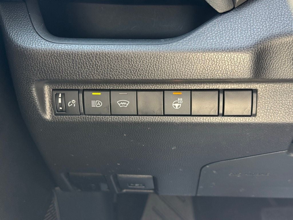 2025 Toyota RAV4 XLE - Photo 33