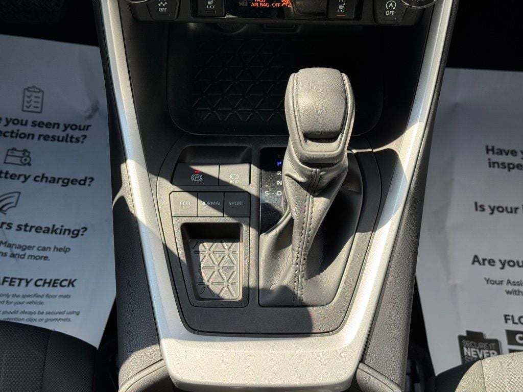 2025 Toyota RAV4 XLE - Photo 39