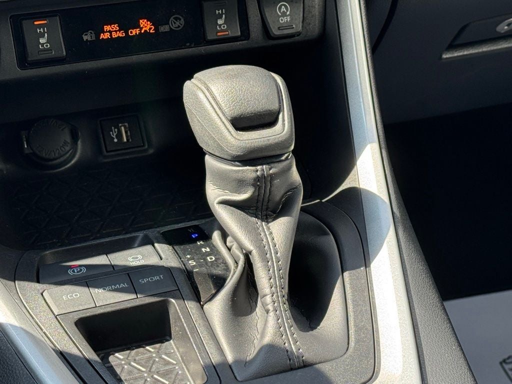2025 Toyota RAV4 XLE - Photo 41