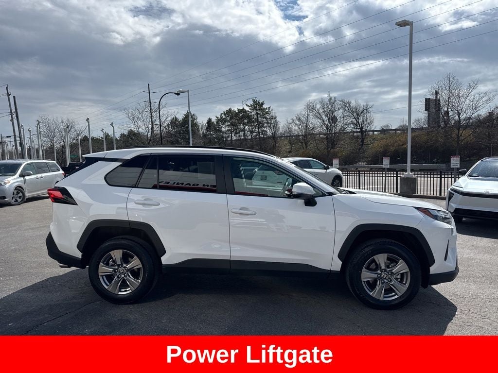 2025 Toyota RAV4 XLE - Photo 9