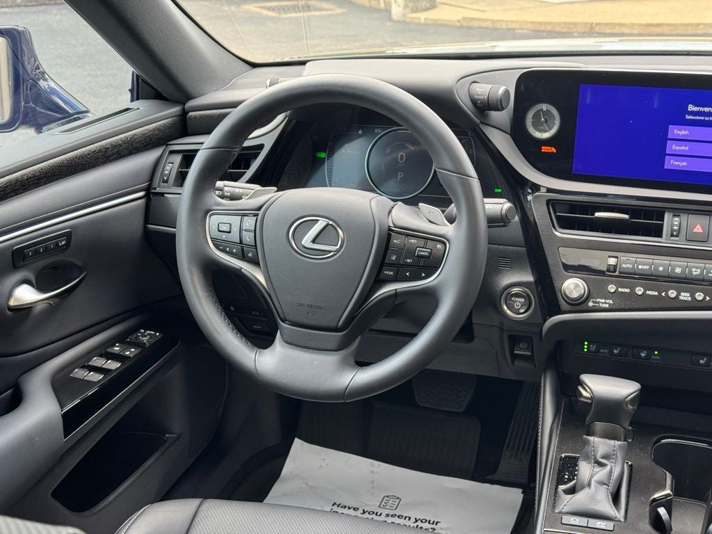 2025 Lexus ES 300h F SPORT Design