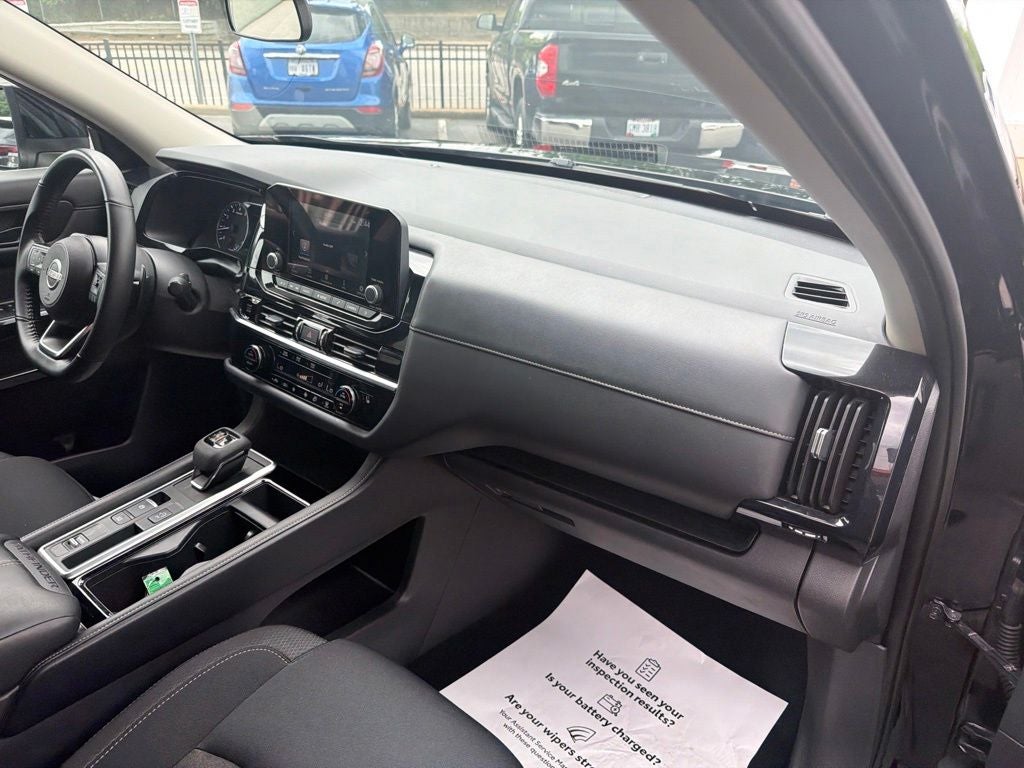 2025 Nissan Pathfinder SV