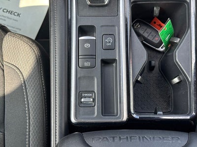 2024 Nissan Pathfinder SV