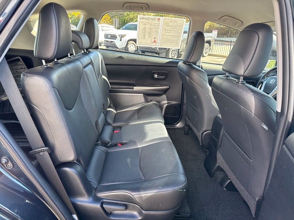 2017 Toyota Prius v Five