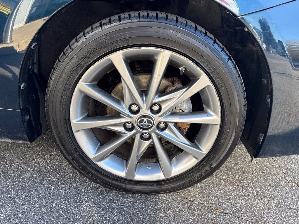 2017 Toyota Prius v Five